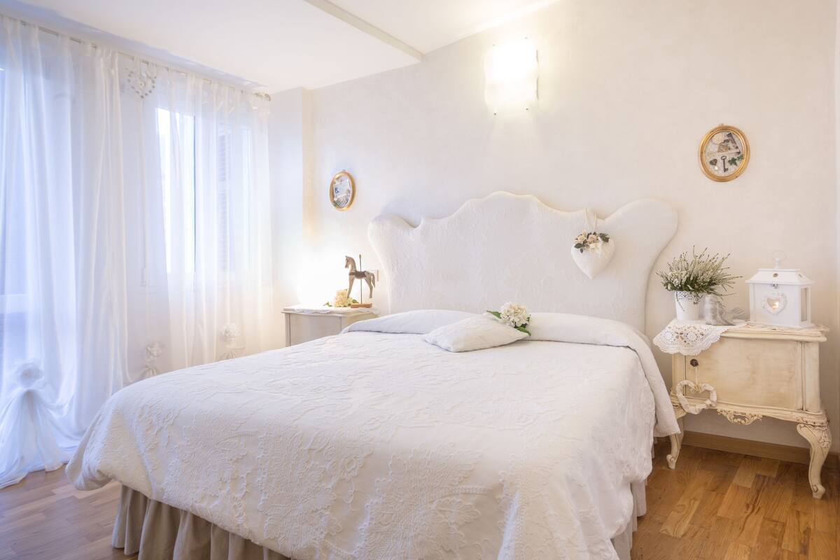 Deluxe Double Room, Balcony (Camera 3 Complice) | Soundproofing, free cots/infant beds, free WiFi, bed sheets