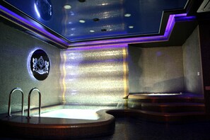 ディープティシュー マッサージ、タイ式マッサージ、スポーツ マッサージ