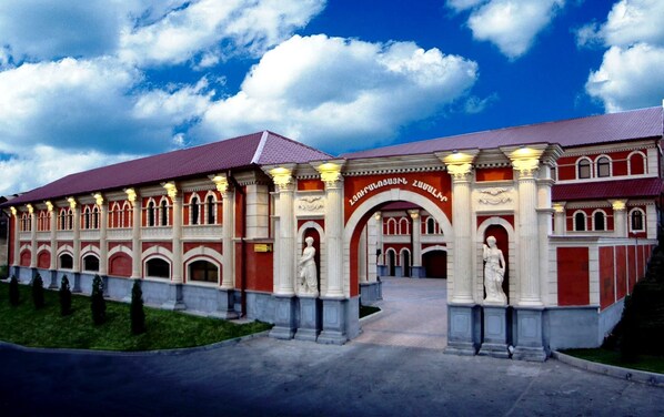 Property entrance - Hotel Roma Yerevan & Tours (Yerevan)