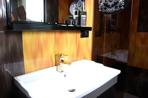 Shower, free toiletries, hair dryer, bathrobes - Hotel Roma Yerevan & Tours (Yerevan)
