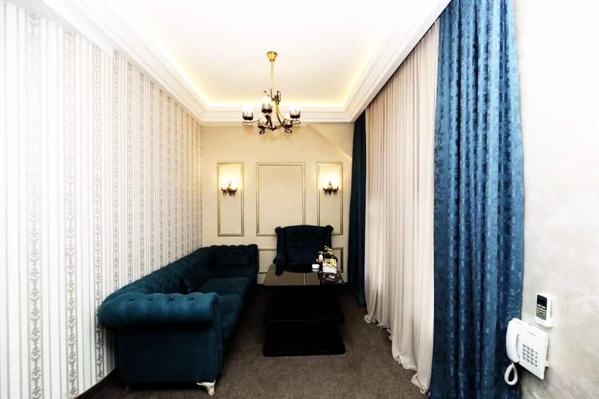 Studio | 1 bedroom, minibar, in-room safe, desk