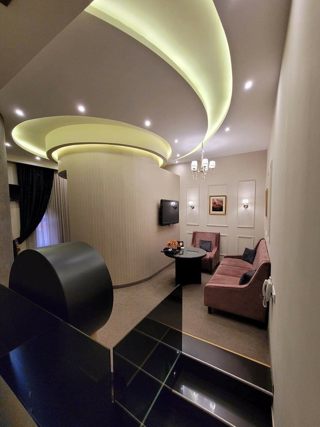 Studio | Minibar, in-room safe, desk, blackout drapes