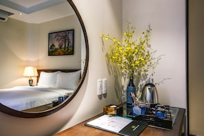Chambre Double Deluxe, pas de fenêtre | Minibar, coffres-forts dans les chambres, bureau, rideaux occultants