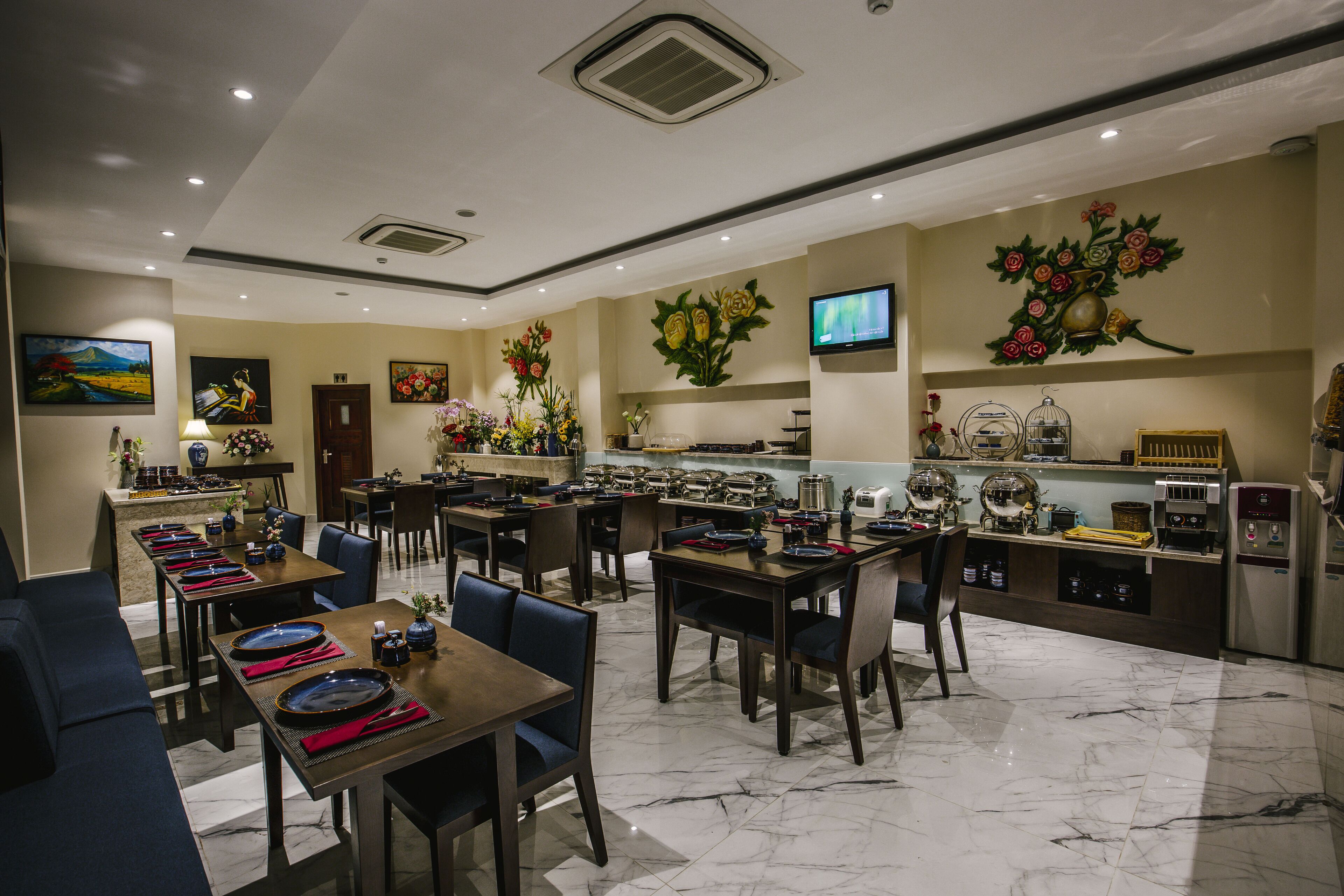 breakfast, lunch, dinner served; local and international cuisine