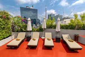 Kolam renang atas bumbung