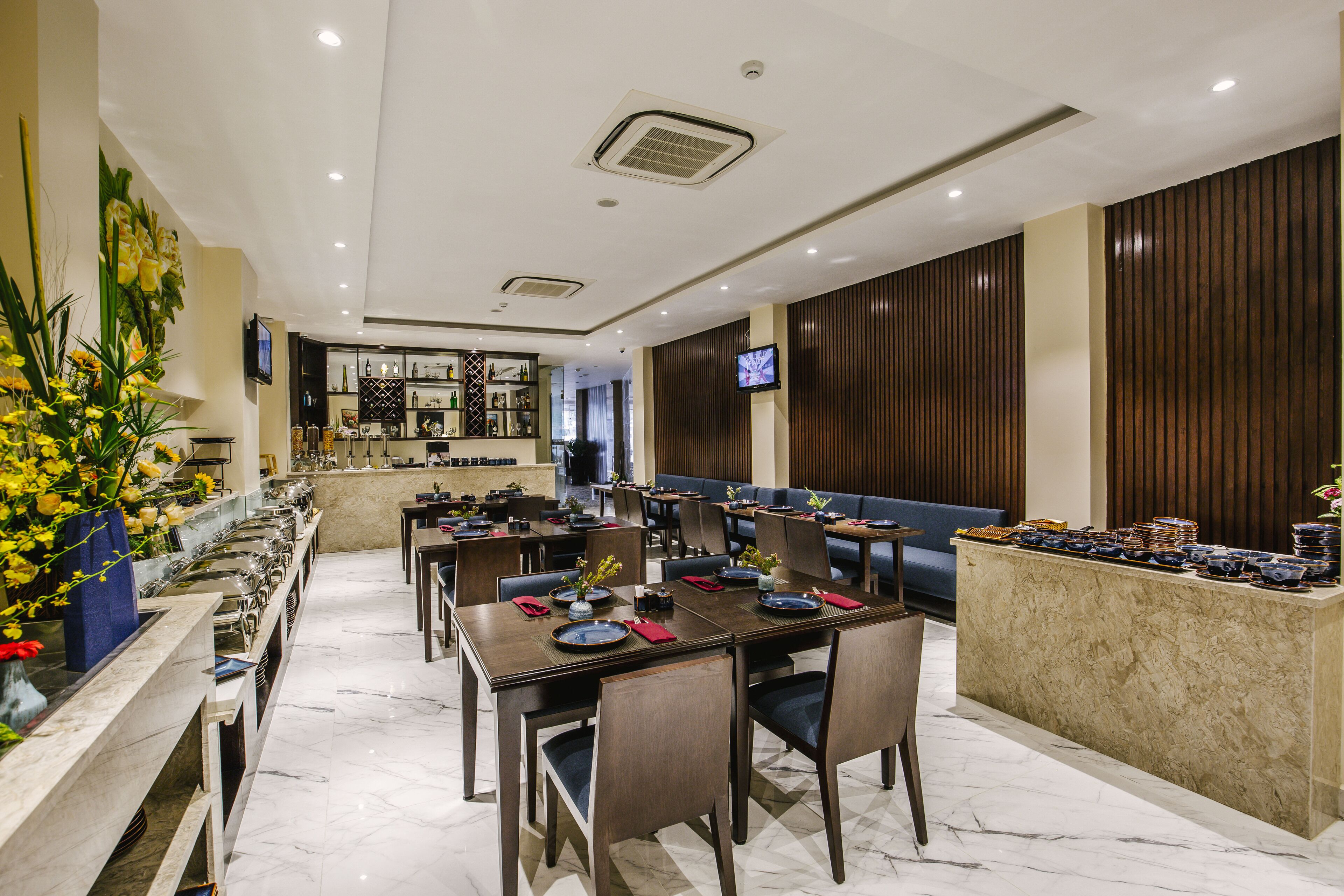 breakfast, lunch, dinner served; local and international cuisine