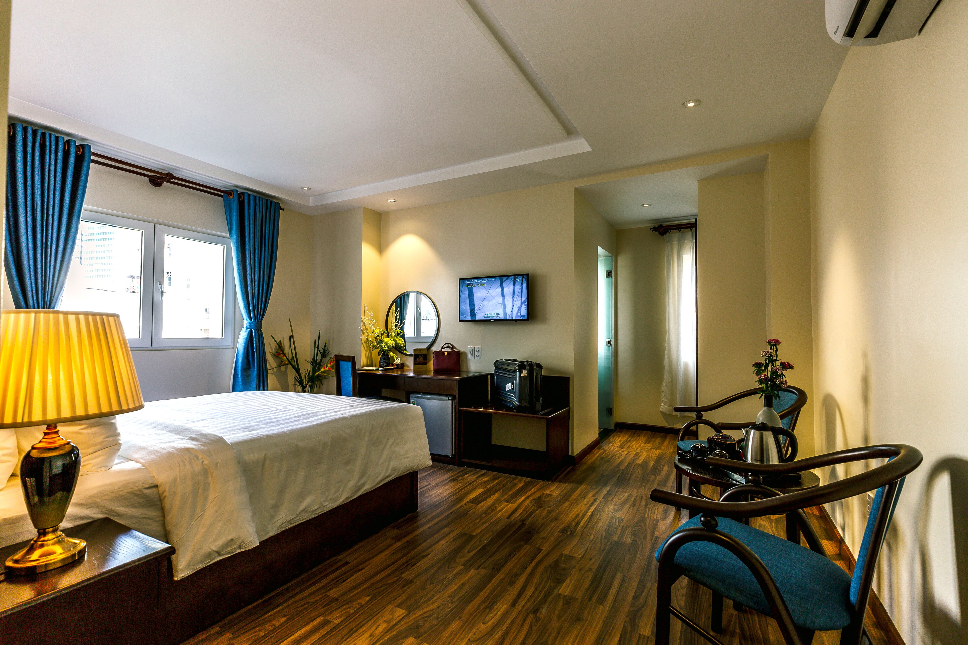 luxury double room, 1 queen bed, city view | 1 bedroom, minibar, in-room safe, desk