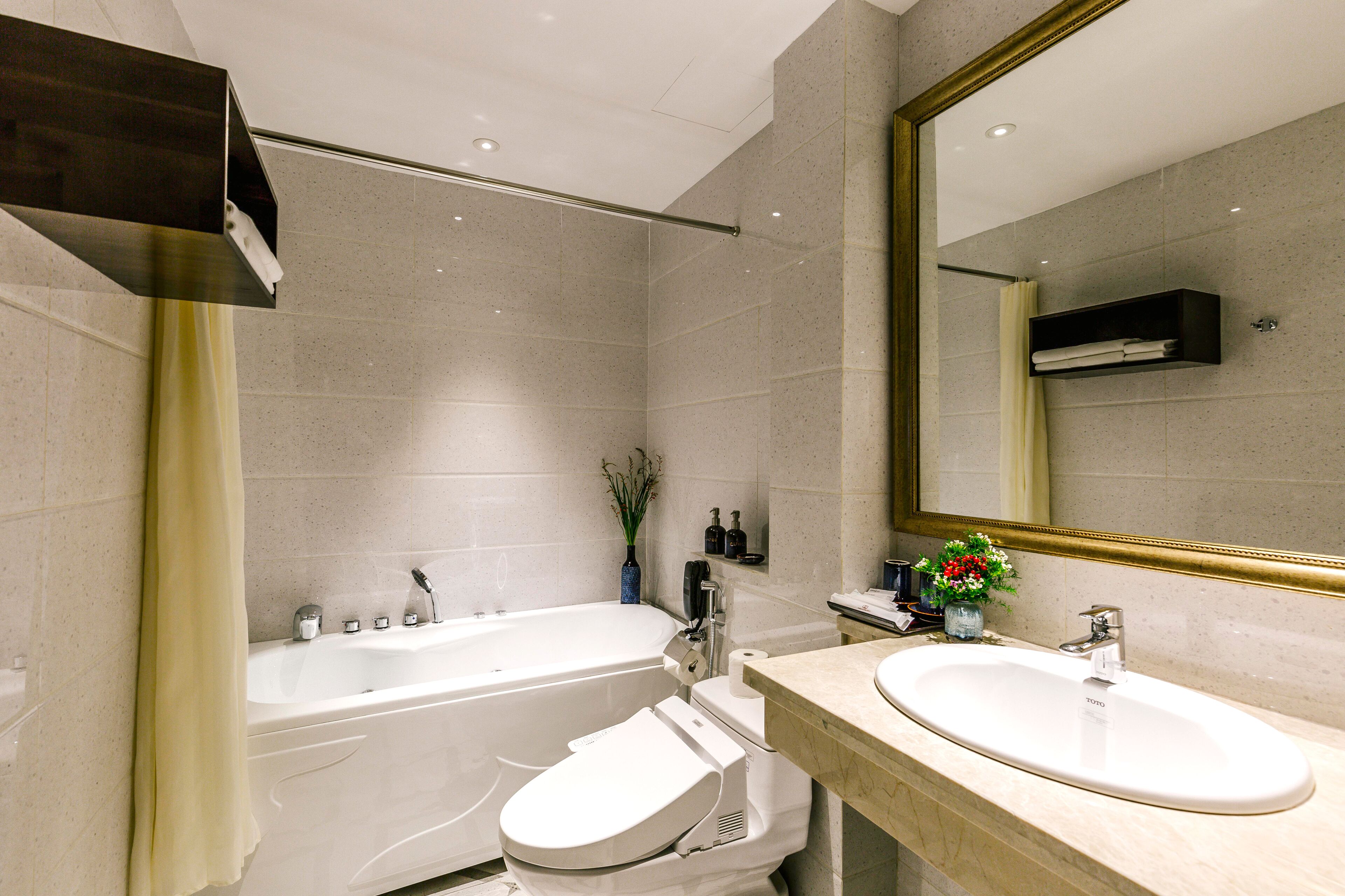 suite | bathroom | bathtub, free toiletries, hair dryer, slippers