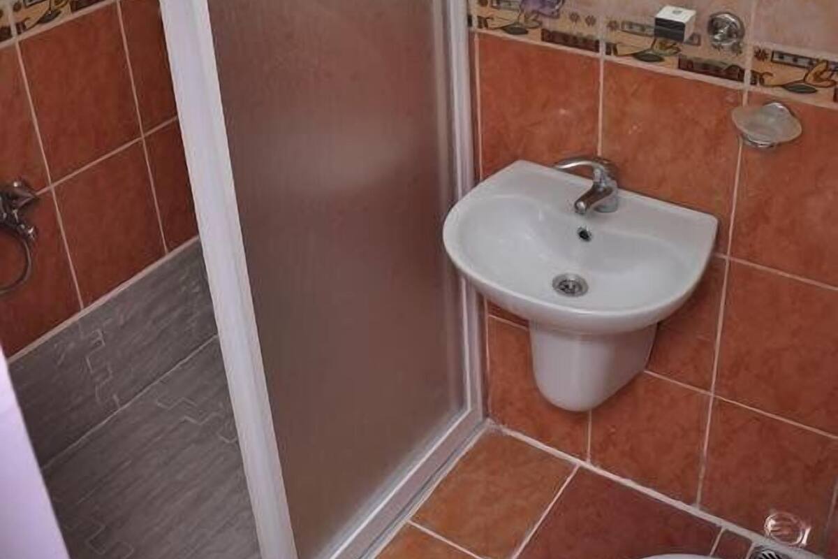 Douche, articles de toilette gratuits, chaussons, serviettes fournies