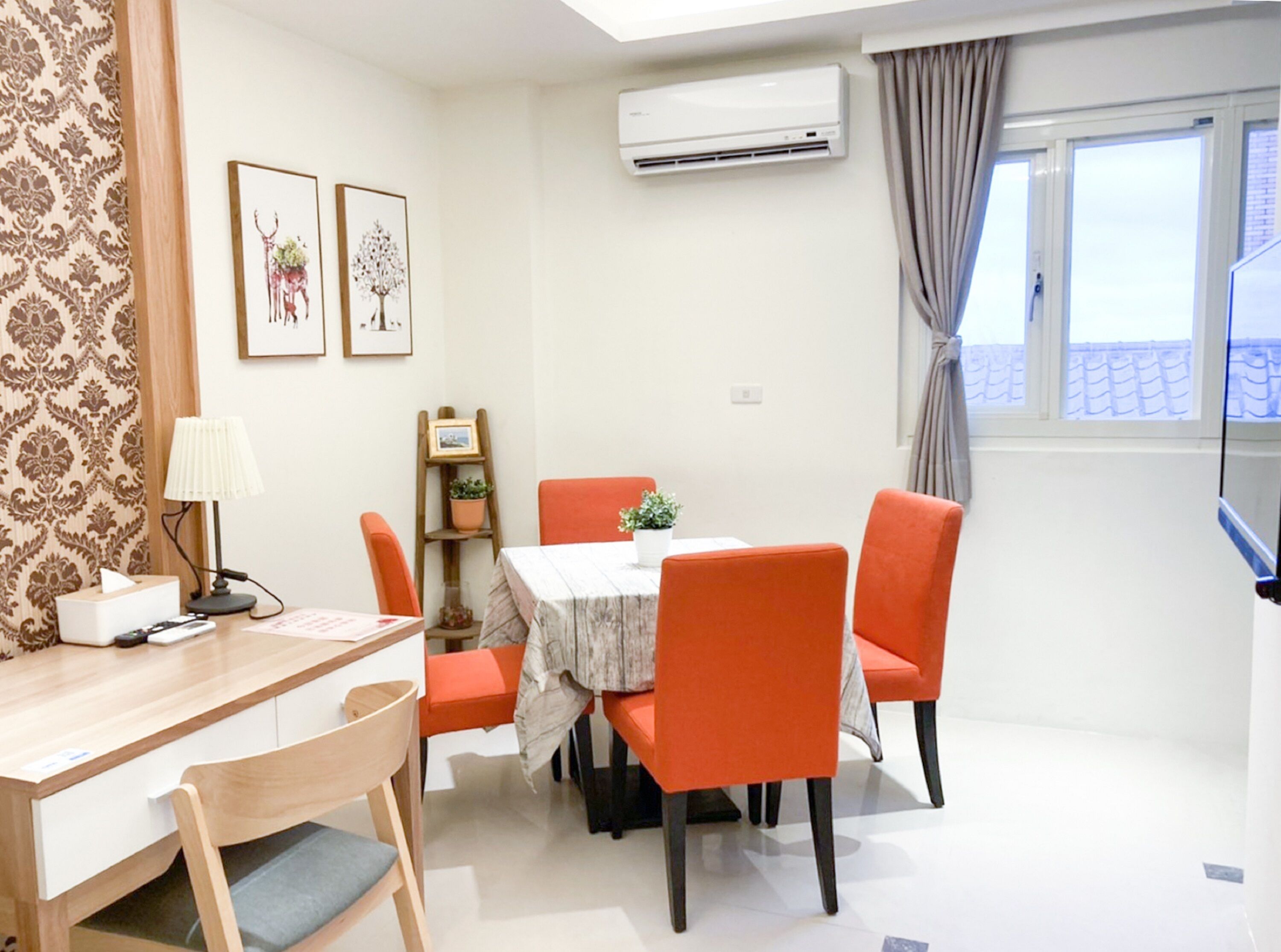 32 インチの薄型テレビ (ケーブル放送視聴可)、テレビ