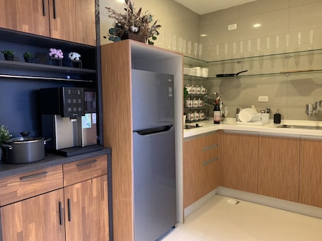 Chaleira elétrica. Rose Villa