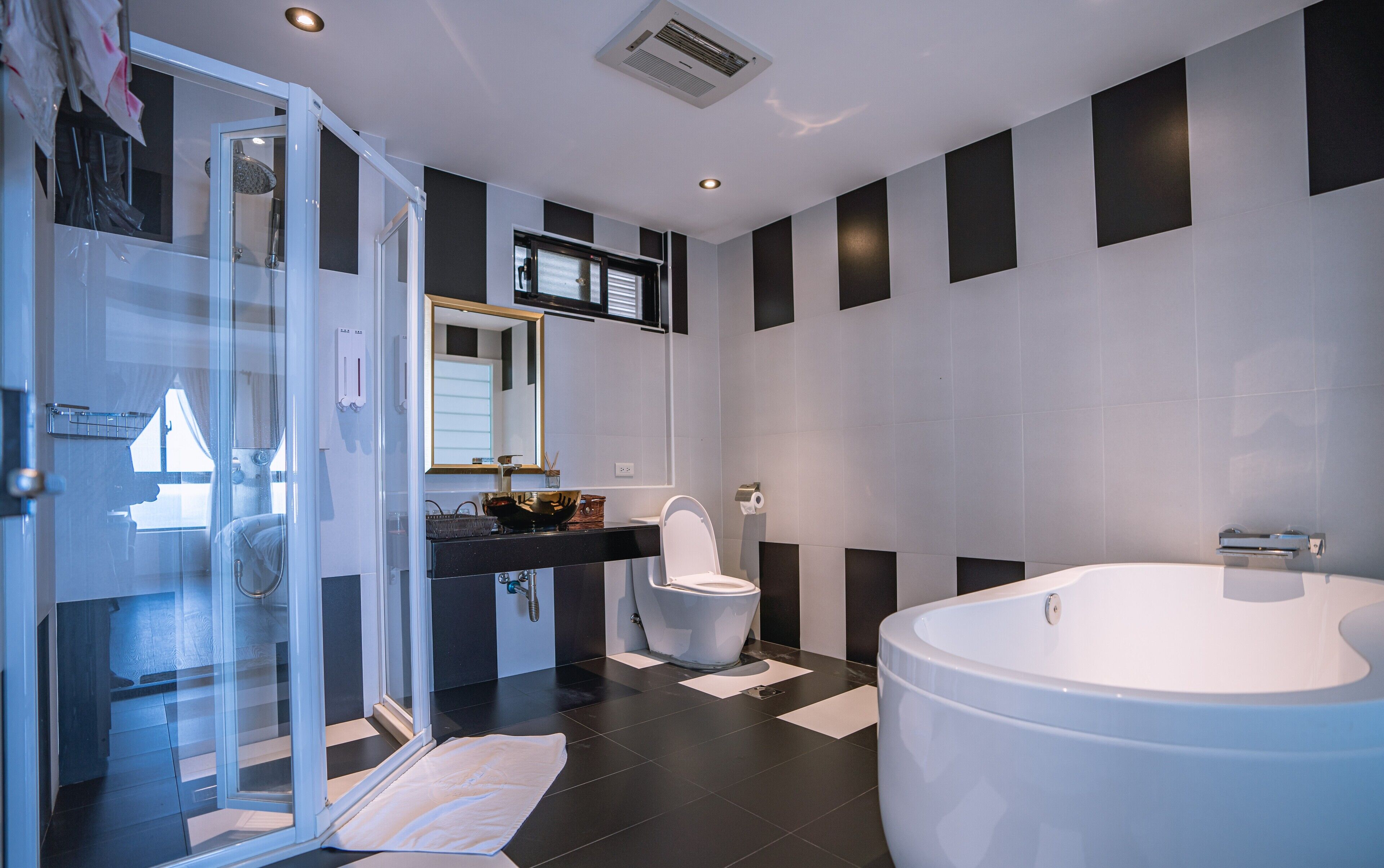 Familien-Vierbettzimmer, 2 Doppelbetten, Nichtraucher | Badezimmer | Dusche, Hydromassagedusche, Haartrockner, Hausschuhe
