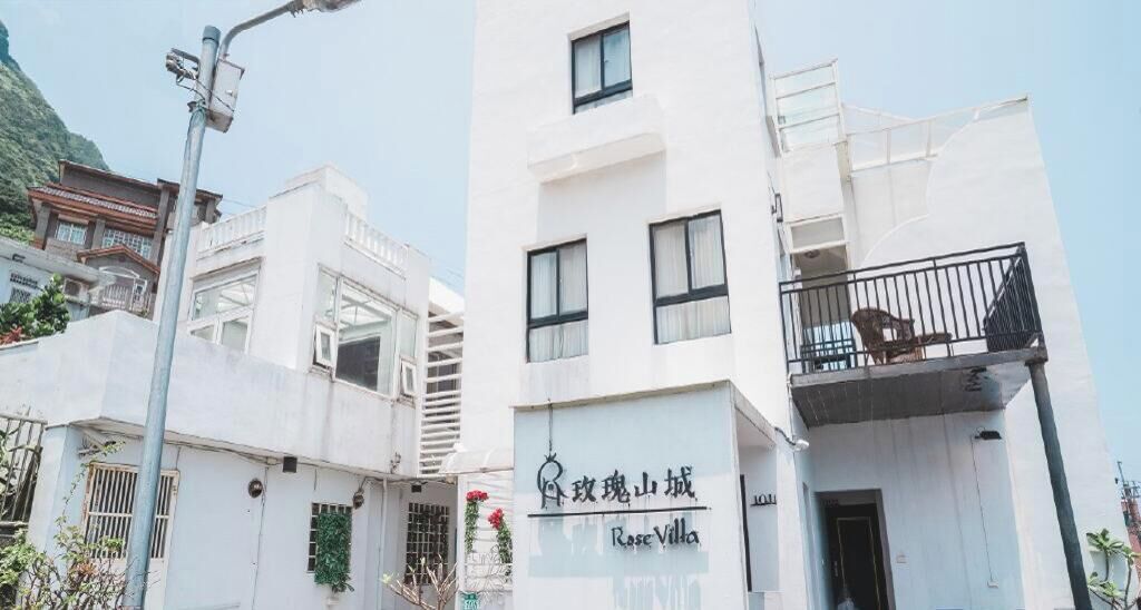 Un edificio moderno con un letrero que dice "Rose Villa".
