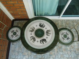 Produtos de toalete grátis, chinelos, toalhas de banho