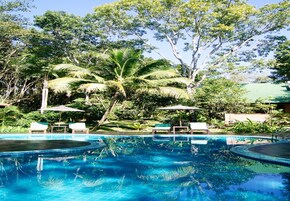 Piscina externa, espreguiçadeiras