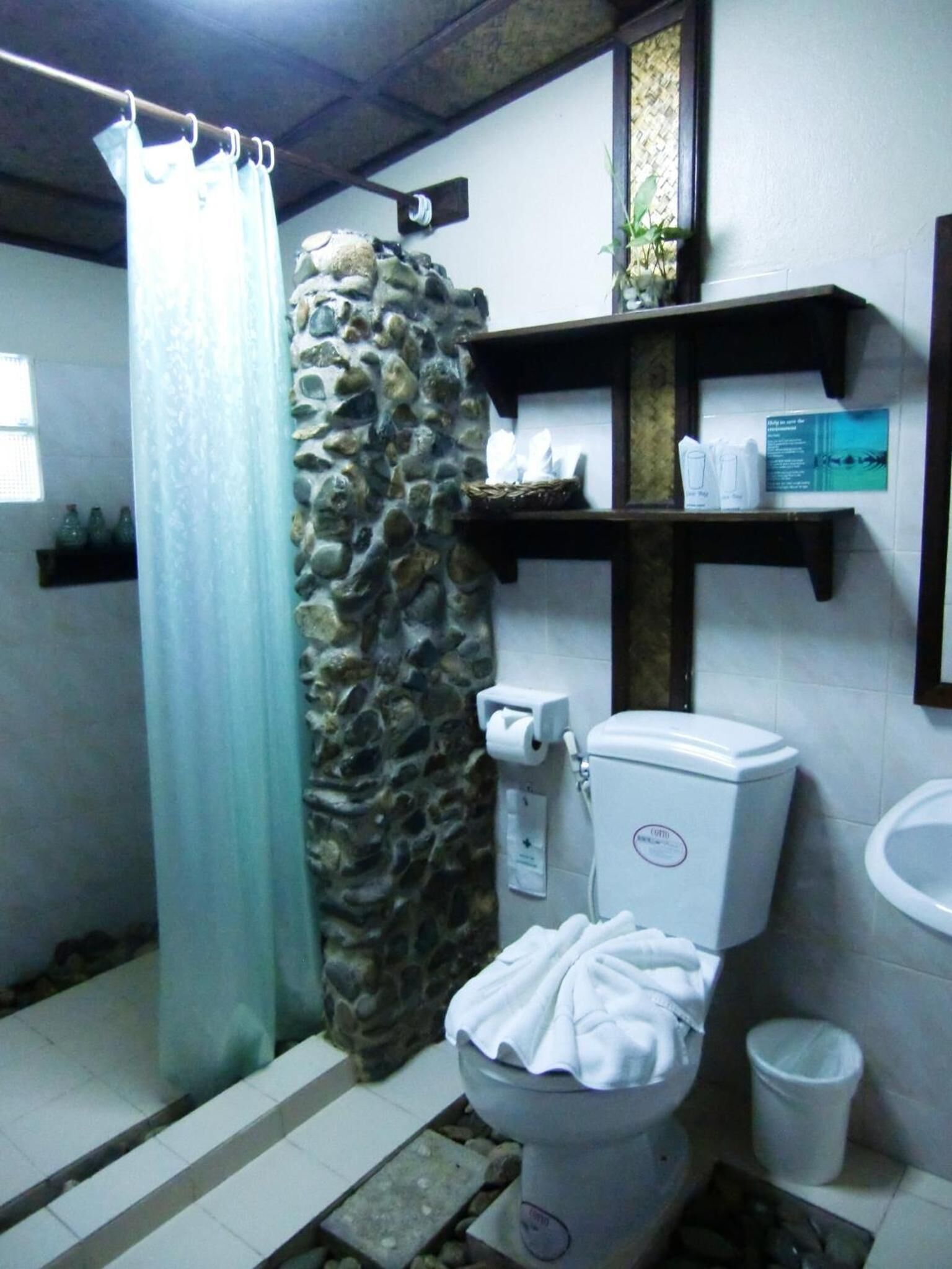 مستلزمات مجانية للعناية الشخصية، خف للقدمين، مناشف