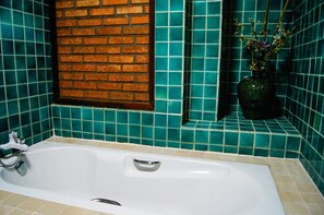 Deluxe Double Room | Bathroom | Free toiletries, slippers, towels