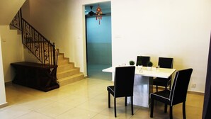 Comfort House, 4 Bedrooms | In-room dining