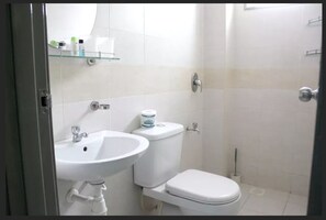 Comfort House, 4 Bedrooms | Bathroom | Shower, free toiletries, hair dryer, slippers