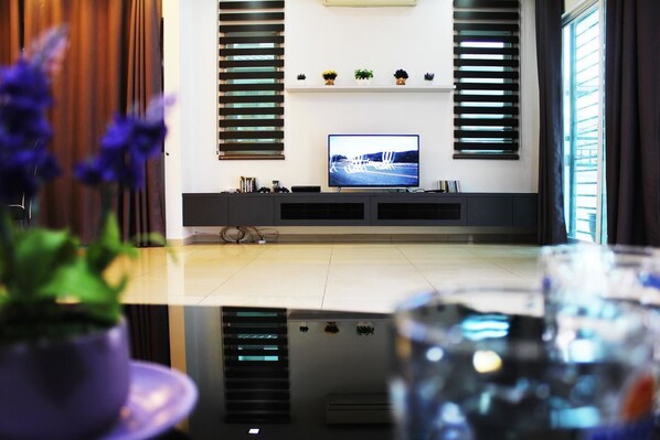 Comfort House, 4 Bedrooms | Television - Cheras TY Cozy Homestay (Cheras)