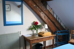 Superior Suite, Private Bathroom, Garden View (Suite des Pres) | 1 bedroom, individually decorated, individually furnished, desk - Chambres d'hotes du Jay (La Guerche-sur-l'Aubois)