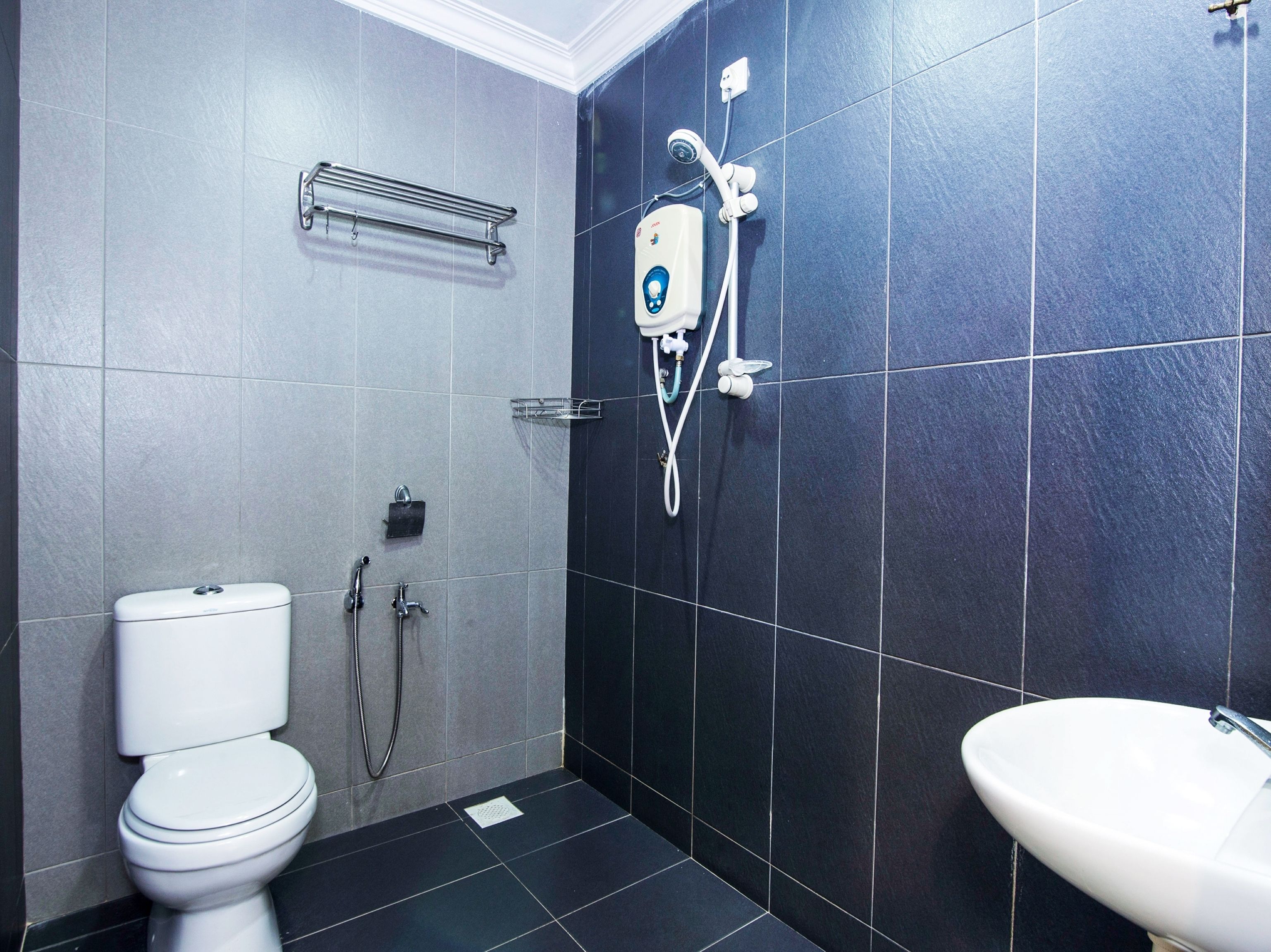 Family Suite, 2 Double Beds, Non Smoking | Bathroom | Shower, towels