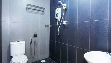 Family Suite, 2 Double Beds, Non Smoking | Bathroom | Shower, towels
