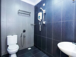 Familien-Suite, 2 Doppelbetten, Nichtraucher | Badezimmer | Dusche, Handtücher