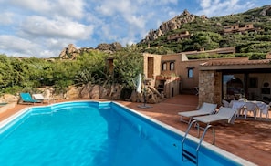 Piscine extérieure en saison