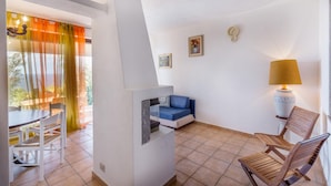 A modern living room with a sofa, chairs, a table, and a lamp. - Villa Agave (Trinità d'Agultu e Vignola)