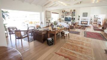 Villa, 5 Bedrooms | Living area | TV