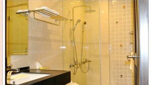 Classic Double Room | Bathroom | Shower, rainfall showerhead, free toiletries, hair dryer - Fifi House (Taitung)