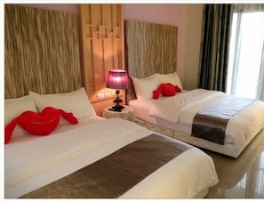 Standard Quadruple Room | Desk, blackout drapes, rollaway beds, free WiFi