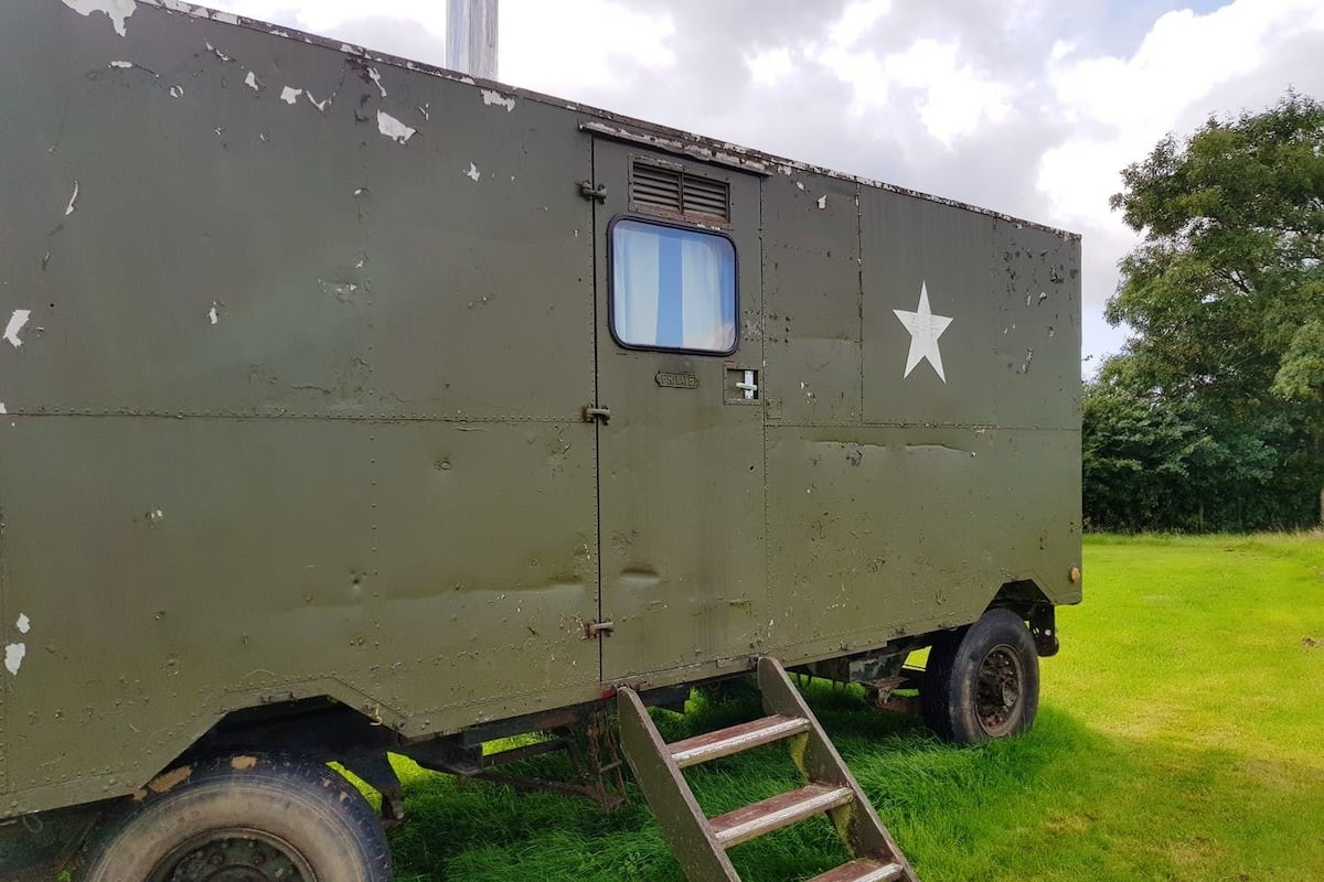 Een militair voertuig met een ster, een ladder en een raam.
