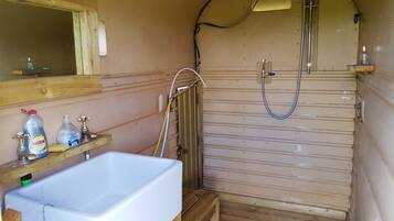 Nhà di động | Phòng tắm | Buồng tắm vòi sen, khăn tắm