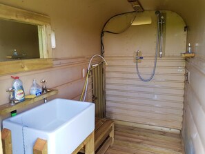 Army Field (Trailers) | Bathroom | Shower, towels