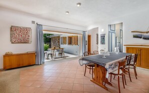 Villa, 5 Schlafzimmer | Essbereich im Zimmer