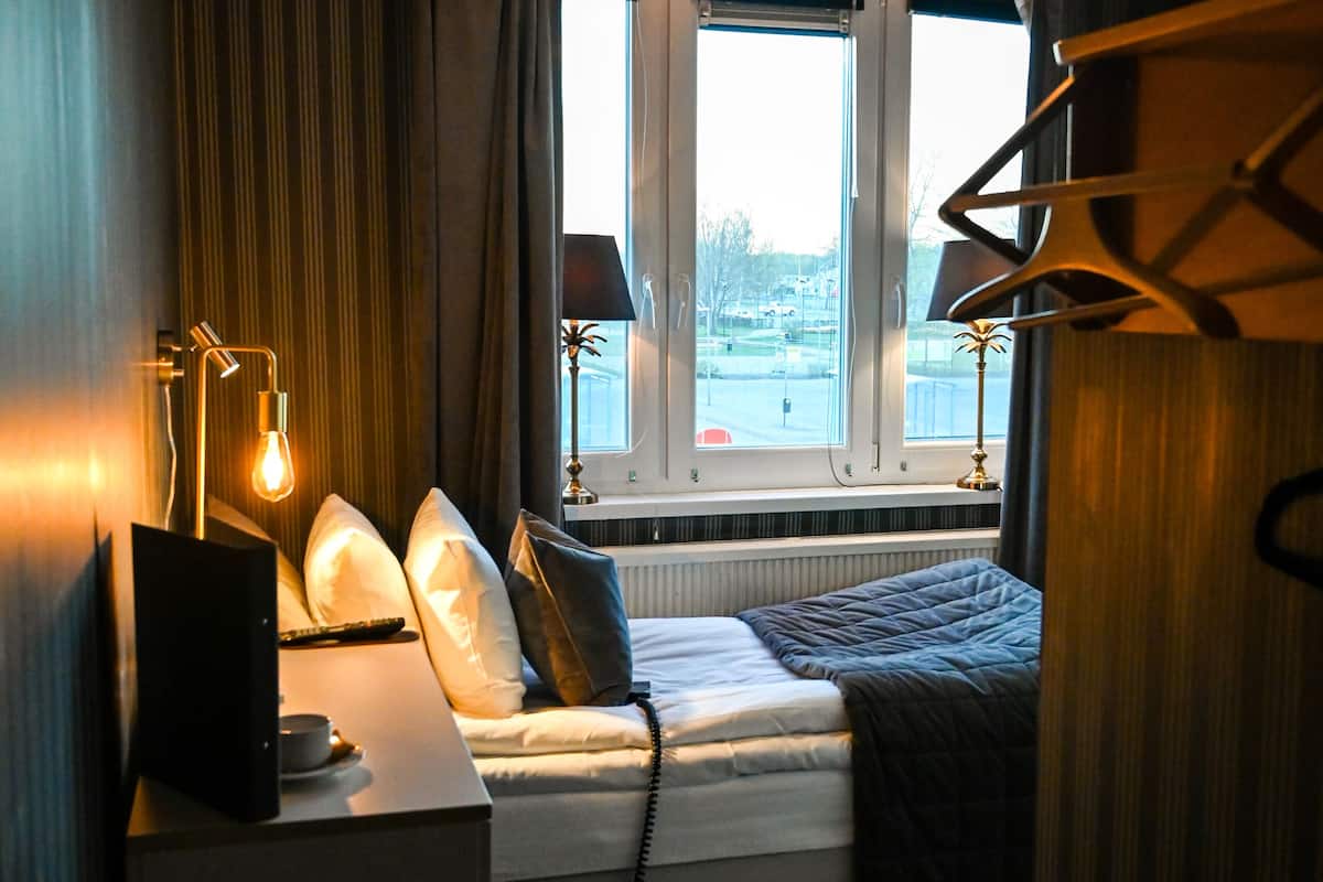 standard single room | premium bedding, minibar, individually decorated, individually furnished