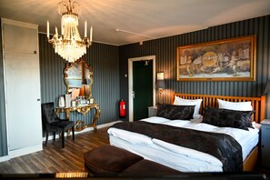 Chambre Familiale, plusieurs lits, balcon, cÎté cour intérieure