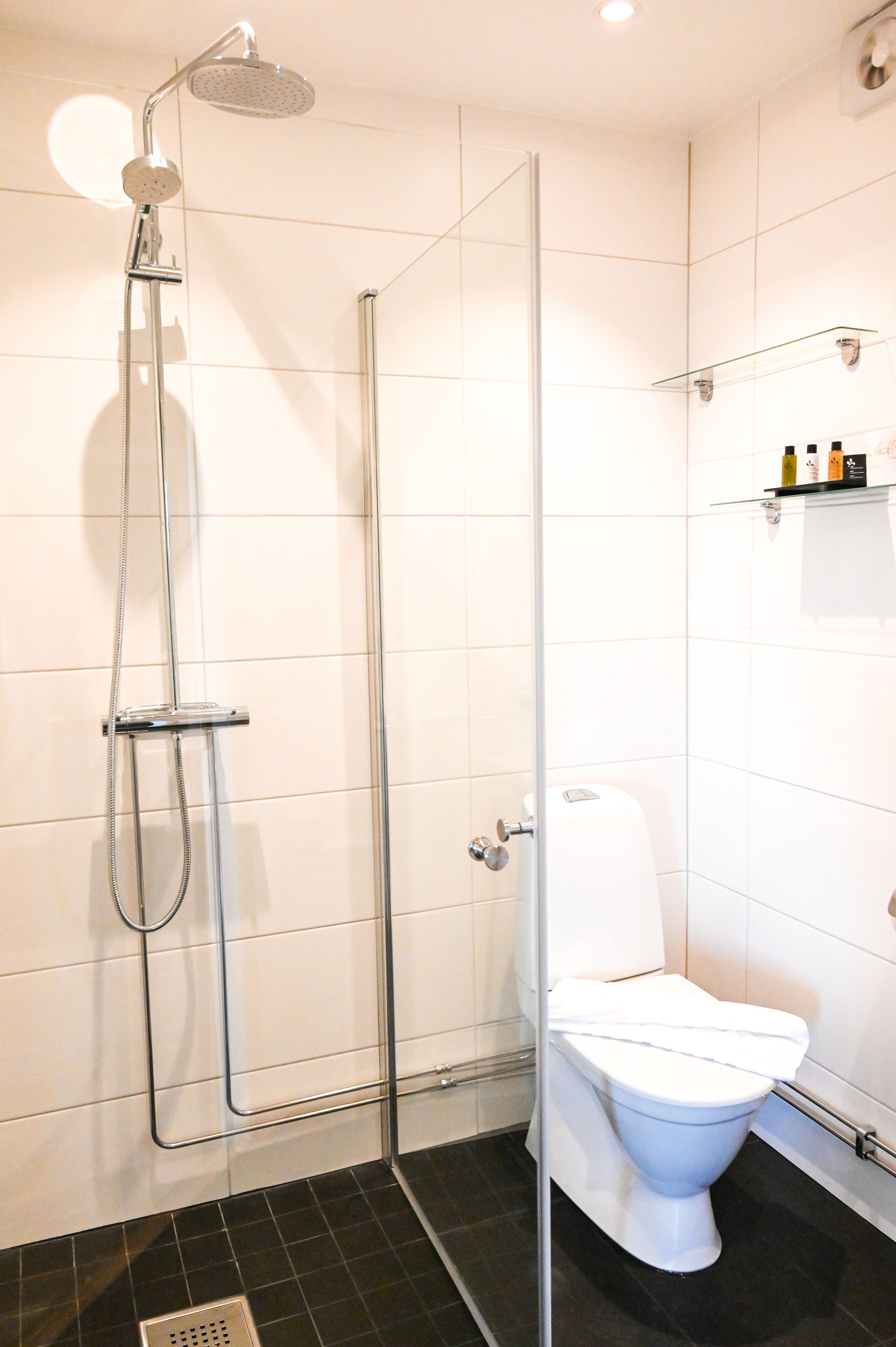 separate bathtub and shower, deep-soaking bathtub, rainfall showerhead