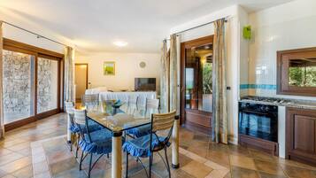 Villa, 3Â Schlafzimmer | Essbereich im Zimmer