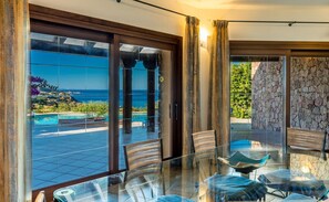 Villa, 3 Schlafzimmer | Essbereich im Zimmer