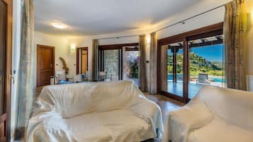 Villa, 3Â Schlafzimmer | Wohnbereich | Fernseher