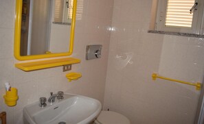 A bathroom with a white sink, yellow soap dish, and a yellow towel rack. - Villetta Ambra Rossa (Trinità d'Agultu e Vignola)