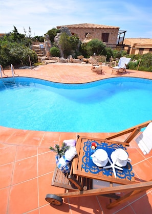 Una piscina al aire libre de temporada