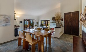 Villa, 3 Schlafzimmer | Essbereich im Zimmer