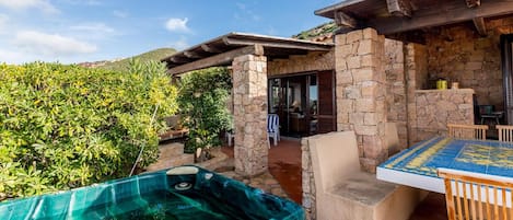 Bồn tắm spa ngoài trời