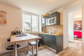 Departamento Confort, 1 habitación, para no fumadores | Cocina privada | Refrigerador con congelador, microondas, horno y parrilla de estufa 