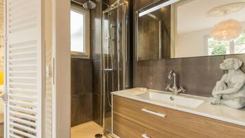 Comfort Apartment, 1 Bedroom, Non Smoking | Bathroom | Shower, hair dryer, towels, soap