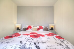 A bedroom with a bed, two bedside tables, and lamps. - L'Escale de Jules et Lily (Bligny-lès-Beaune)